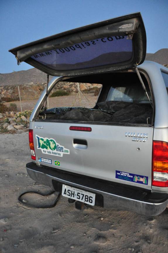 Depois de alguns poucos minutos na praia, a desagradável surpresa, ao reencontrar a Fiona com os vidros arrombados, em Totoralillo, na região de La Serena, no Chile